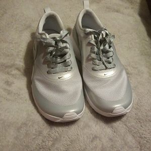 NIKE SIZE 7 YOUTH SNEAKERS